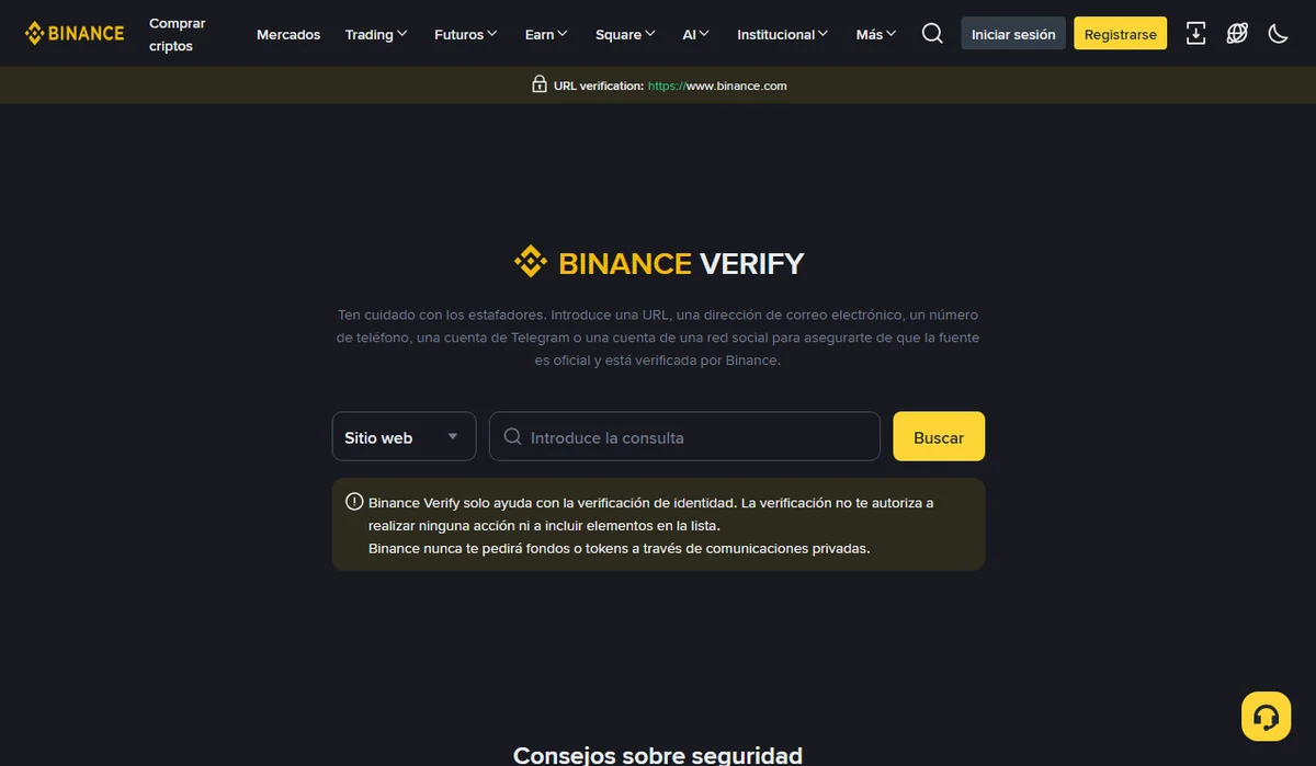 Página Binance Verify en español con el desplegable en "Sitio web", el campo "Introduce la consulta" y el botón amarillo "Buscar"; el aviso inferior dice que Binance Verify solo ayuda con la verificación de identidad, que la verificación no autoriza ninguna acción y que Binance nunca te pedirá fondos o tokens a través de comunicaciones privadas.